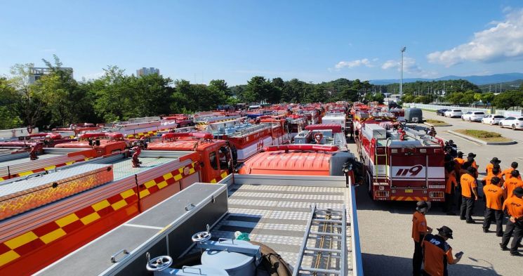 On the morning of the 31st of last month, fire trucks and firefighters gathered at Gangbuk Public Stadium in Yeongok-myeon, Gangneung City, Gangwon Province. Provided by Gangwon Provincial Fire Headquarters