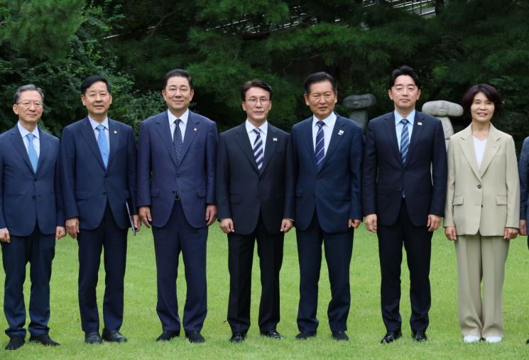서울 종로구 총리공관에서 열린 고위당정협의회에서 더불어민주당 정청래 대표와 김민석 국무총리, 강훈식 대통령 비서실장 등 참석자들이 기념촬영을 하고 있다. 연합뉴스
