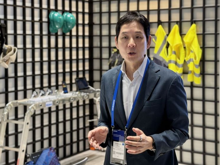 박찬우 삼성전자 부사장이 5일(현지시간) 독일 베를린에서 열린 IFA 2025 현장에서 'AI 홈 솔루션'을 소개하고 있다. 장희준 기자