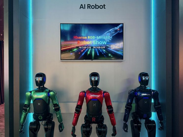중국 하이센스는 RGB 미니 LED TV 출시를 홍보하기 위해 빨강·초록·파랑 색깔을 입힌 로봇 '하이봇'을 앞세우는 마케팅 전략을 펼쳤다. 장희준 기자