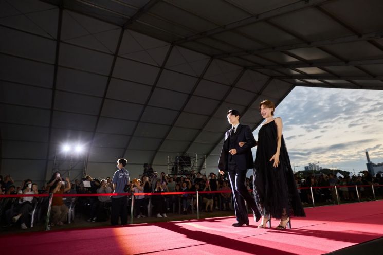이준혁, 장도연이 4일 충북 제천비행장에서 열린 제21회 제천국제음악영화제 개막식 레드카펫 행사에 입장하고 있다. 사진제공=제천국제음악영화제