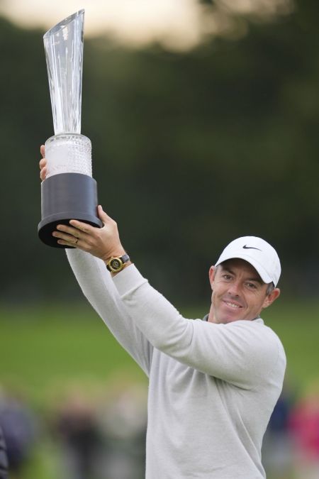 Rory McIlroy is smiling while holding the trophy immediately after winning the Amgen Ireland Open. Dublin (Ireland) = AP·Yonhap News