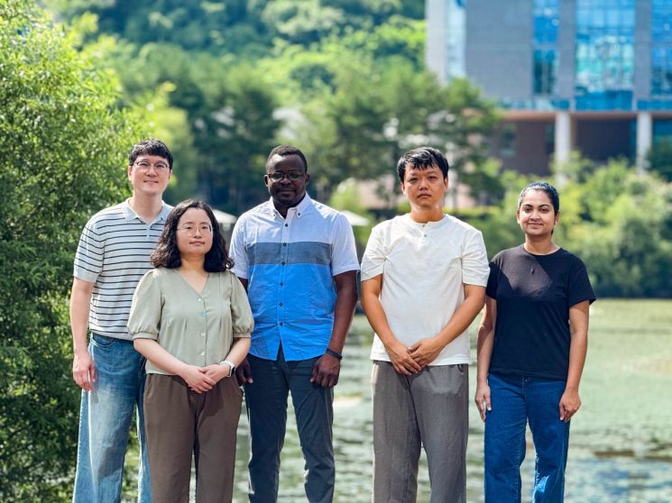 세포 막단백질의 ‘짝짓기’… 지퍼 잠그듯 차근차근 결합한다!