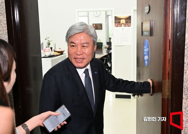 서왕진 조국혁신당 원내대표가 8일 국회에서 열린 비상의원총회에 참석하며 취재진의 질문에 답하고 있다. 전날 조국혁신당 지도부는 당내 성 비위 사건에 대한 책임을 지고 총사퇴했다. 2025.9.8 김현민 기자