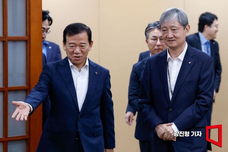 [Photo] Governor Lee Chanjin of the Financial Supervisory Service and Chairman Seo Yuseok of the Korea Financial Investment Association Entering the Conference Room