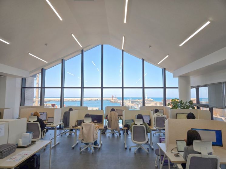 '세화 질그랭이'서 낮엔 바다보며 일하고 밤엔 해변서 즐긴다