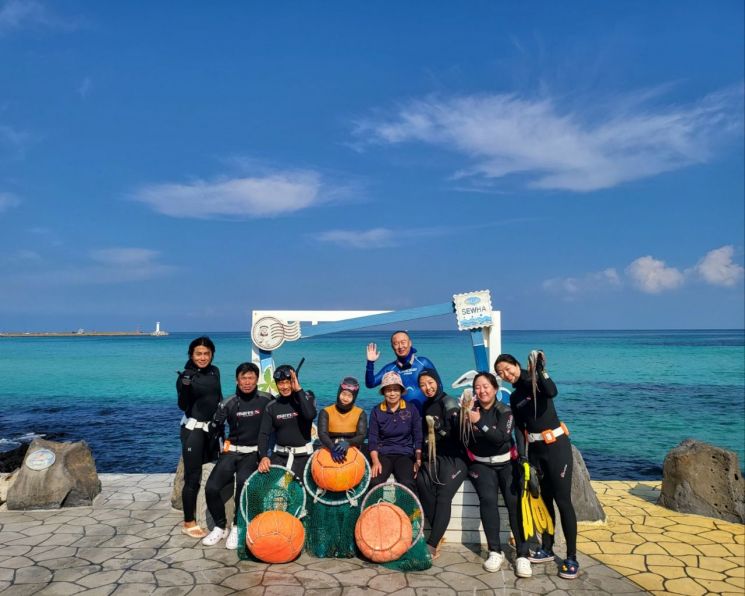 '세화 질그랭이'서 낮엔 바다보며 일하고 밤엔 해변서 즐긴다