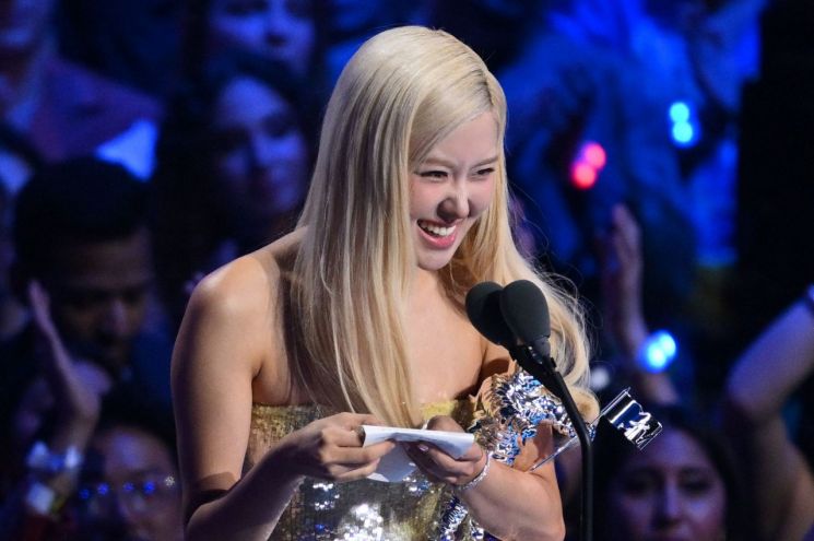 블랙핑크 로제 '아파트', K팝 최초 MTV VMA '올해의 노래' 수상