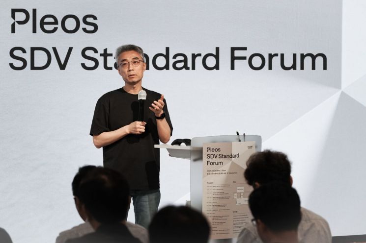 지난 8월 진행된 Pleos SDV 스탠다드 포럼에서 송창현 현대차·기아 AVP본부장(사장)이 발표하는 모습. 현대차그룹 제공