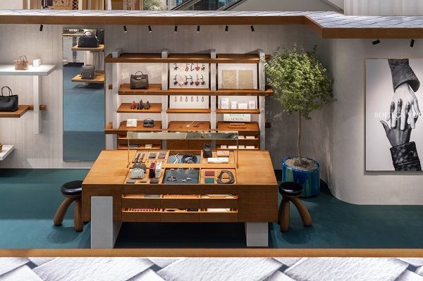 位于葆蝶家 Intrecciato 50周年快闪空间中央的“La Tavola”餐桌图像