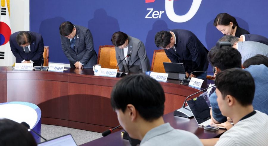 Kim Sunmin, Acting Party Leader, along with members of the National Innovation Party, are bowing their heads in apology regarding the sexual misconduct incident within the party during a press briefing on current issues held at the National Assembly on September 5, 2025. Photo by Kim Hyunmin