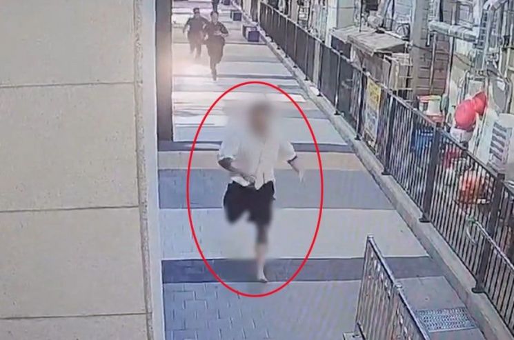 경찰의 불심 검문에 도주하는 강력사건 수배자의 모습. 부산경찰청