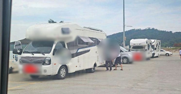 경북 포항의 한 해수욕장에서 주차선을 무시한 채 주차를 한 캠핑카 사진이 공개돼 논란이 되고 있다. 온라인 커뮤니티 캡처