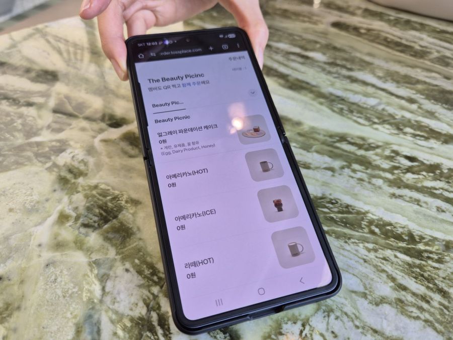 Orders can be placed by scanning the QR code and using a mobile phone. Each person can order one dessert and one drink. Photo by Minji Lee.