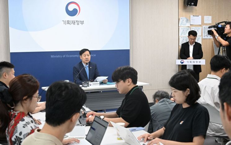 구윤철 경제부총리 겸 기획재정부 장관이 8일 정부세종청사에서 취임 후 첫 기자 간담회를 하는 모습. 기재부