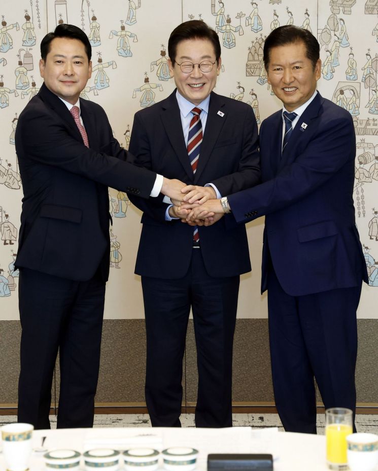 이재명 대통령이 8일 용산 대통령실에서 여야 지도부 오찬 회동에 참석한 더불어민주당 정청래 대표, 국민의힘 장동혁 대표와 기념촬영을 하고 있다. 연합뉴스