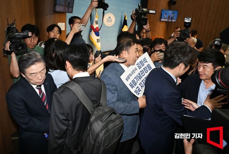 [Photo] Kim Hyungseok and Democratic Party Lawmaker in Scuffle... Descendants of Independence Patriots Demand Resignation