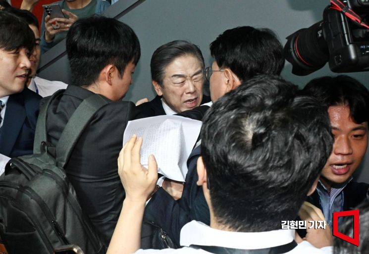 김형석 독립기념관장이 8일 국회 소통관에서 '독립기념관 바로 세우기' 기자회견을 마친 뒤 시민단체의 항의를 받으며 회견장을 떠나고 있다. 김현민 기자