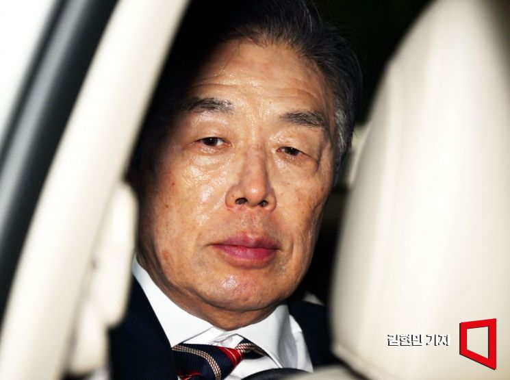 김형석 독립기념관장이 8일 국회 소통관에서 '독립기념관 바로 세우기' 기자회견을 마친 뒤 시민단체의 항의를 받으며 회견장을 떠나고 있다. 2025.9.8 김현민 기자