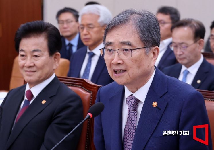 [포토] 외통위 긴급 현안질의...답변하는 조현 외교부 장관