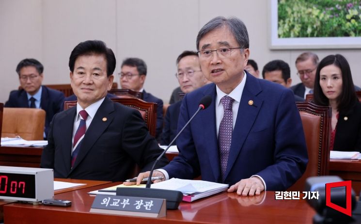 조현 외교부 장관이 8일 국회에서 열린 외교통일위원회 현안 질의에 출석해 미 조지아 한국업체에 대한 미국 이민 단속 당국의 불법체류·고용 단속과 관련한 의원 질문에 답하고 있다. 2025.9.8 김현민 기자