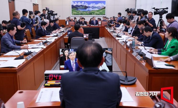 조현 외교부 장관이 8일 국회에서 열린 외교통일위원회 현안 질의에 출석해 미 조지아 한국업체에 대한 미국 이민 단속 당국의 불법체류·고용 단속과 관련한 의원 질문에 답하고 있다. 2025.9.8 김현민 기자