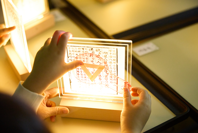 초등학교 특수학급 대상 교구재를 활용한 유물 탐구 활동 모습. 국립한글박물관