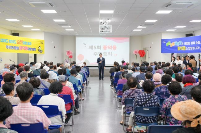 순천시 풍덕동 주민자치회는 지난 5일 생태비즈니스센터에서 350여명의 지역주민이 참석한 가운데 주민총회를 개최했다. 순천시 제공