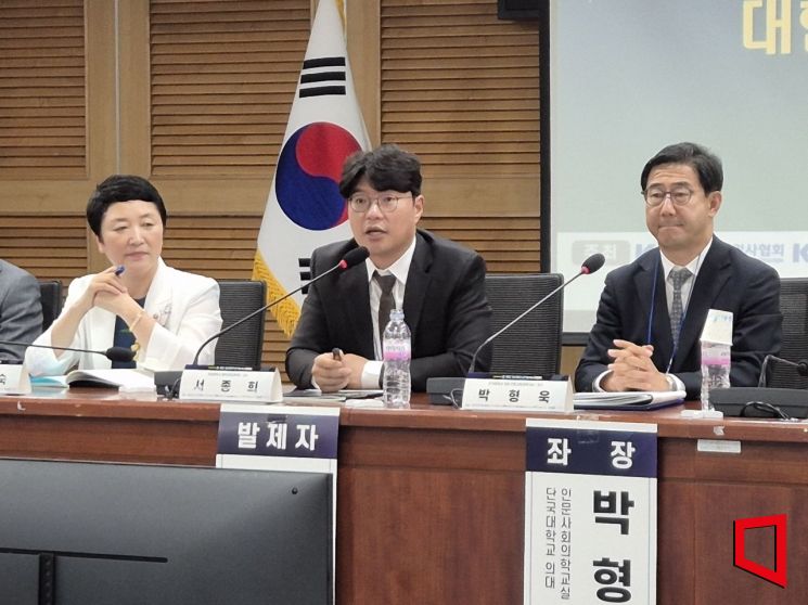 서종희(가운데) 연세대 법학전문대학원 교수가 전진숙 더불어민주당 의원과 서명옥 국민의힘 의원, 이주영 개혁신당 의원, 대한의사협회가 8일 오후 국회 의원회관에서 공동으로 개최한 '의료분쟁 관련 법제도 개선 방안 모색을 위한 공청회'에서 주제발표를 하고 있다. 최태원 기자