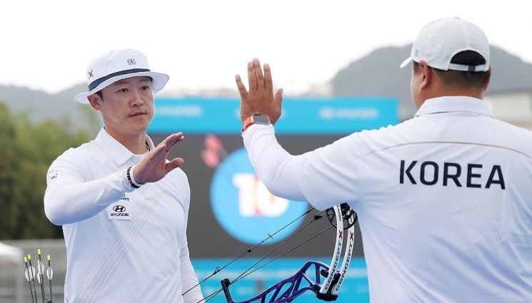 8일 광주 동구 국립아시아문화전당 5·18민주광장에서 열린 2025 세계양궁선수권대회 남자 컴파운드 개인전 4강에서 대한민국 최용희가 정의수 감독과 하이파이브하고 있다. 연합뉴스