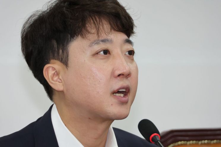 개혁신당 이준석 대표가 8일 서울 여의도 국회에서 열린 최고위원회의에서 발언하고 있다. 연합뉴스