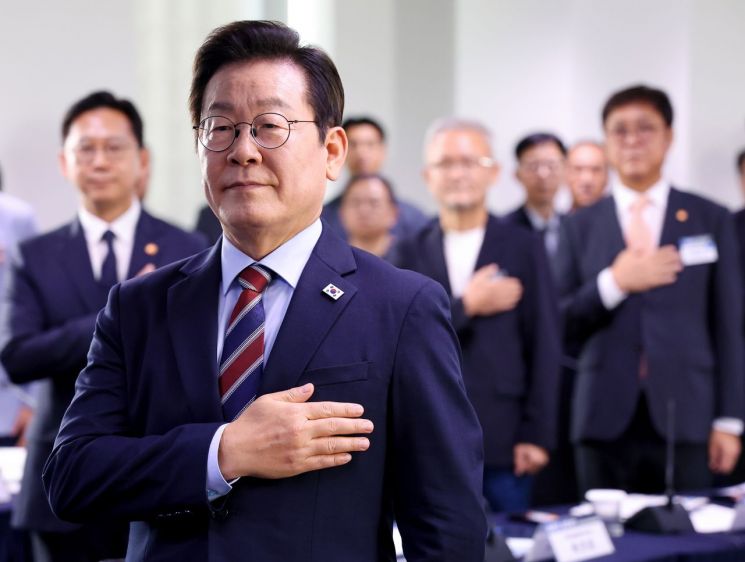 이재명 대통령이 8일 서울 중구 서울스퀘어에서 열린 국가인공지능(AI) 전략위원회 출범식에서 국기에 경례하고 있다. 연합뉴스