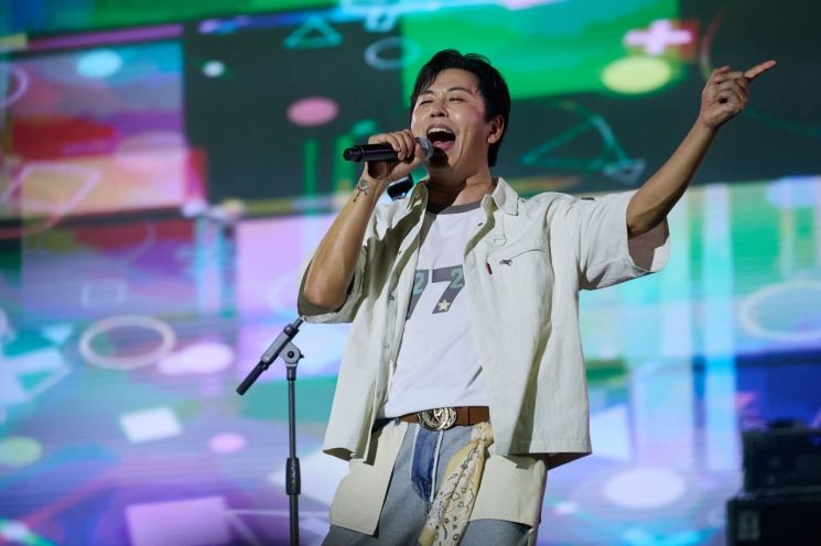 데이브레이크 이원석이 5일 충북 제천비행장 돔 특설무대에서 열린 제21회 제천국제음악영화제 '원 썸머 나잇' 무대에서 '푸르게'를 부르고 있다. 사진제공=제천국제음악영화제