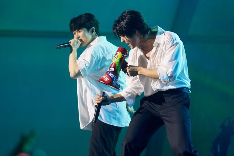 엔플라잉이 5일 충북 제천비행장 돔 특설무대에서 열린 제21회 제천국제음악영화제 '원 썸머 나잇' 무대에서 노래를 부르고 있다. 사진제공=제천국제음악영화제