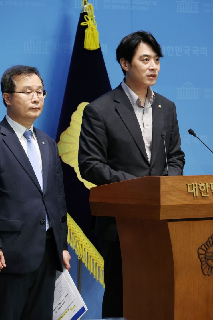 검찰의 대북송금 사건 기소 규탄하는 한준호 의원. 연합뉴스