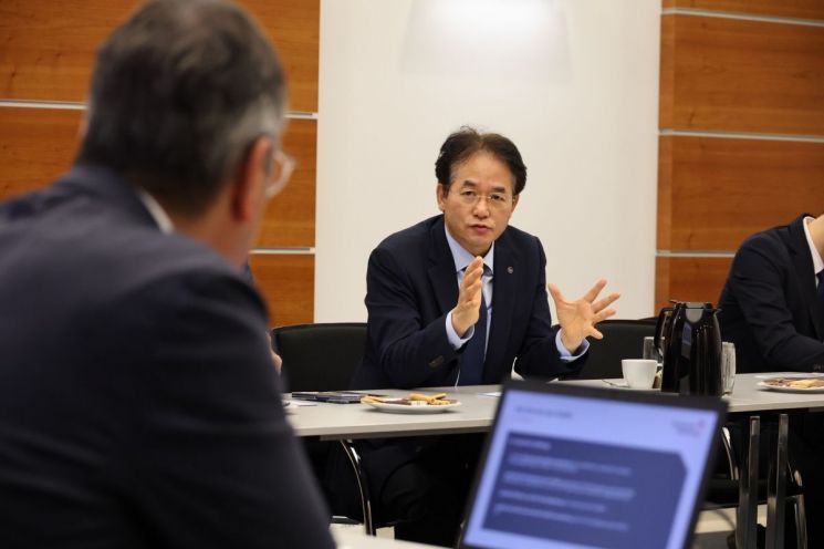 독일도시협의회에서 고양시의 강점을 설명하고 독일 기업과 협력의지를 밝히는 이동환 고양특례시장. 고양특례시 제공