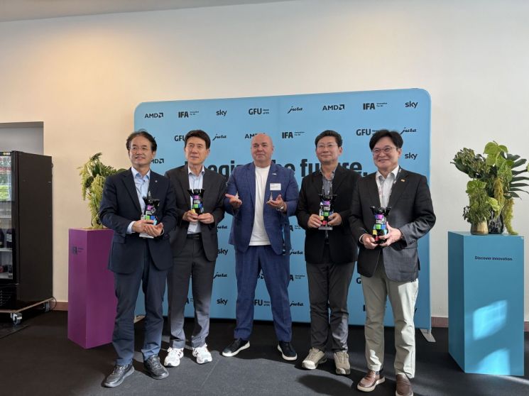 베를린 국제가전박람회(IFA) 방문(왼쪽부터 이동환 고양특례시장, 이강덕 협의회 회장(포항시장), 라이프 린드너(Leif Lindner) IFA 회장, 이상일 용인특례시장, 김병수 김포시장). 고양특례시 제공