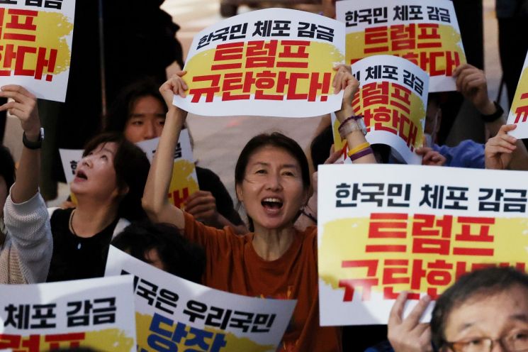 촛불행동, 한국대학생진보연합, 국민주권당 등 관계자들이 8일 서울 종로구 대한민국역사박물관 앞에서 우리 국민 체포 감금한 트럼프 규탄 및 석방 촉구대회를 하고 있다. 연합뉴스