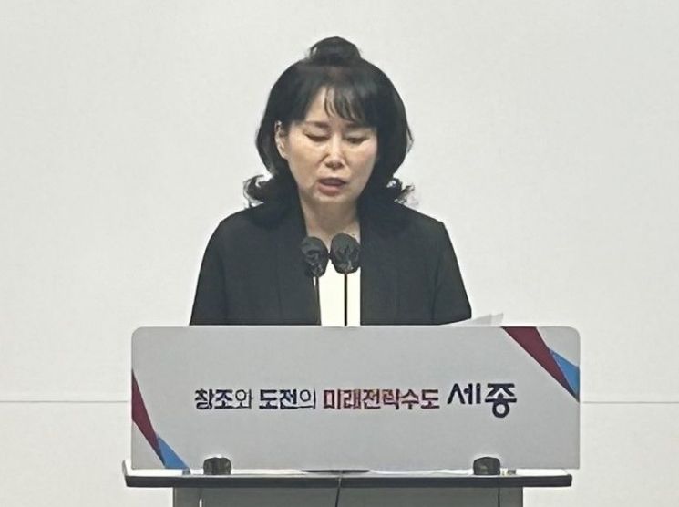 해수부 시민지킴이단 박윤경 단장이 8일 기자회견을 자처하고 회견문을 낭독 하고 있다. /사진= 시민지킴이단 제공