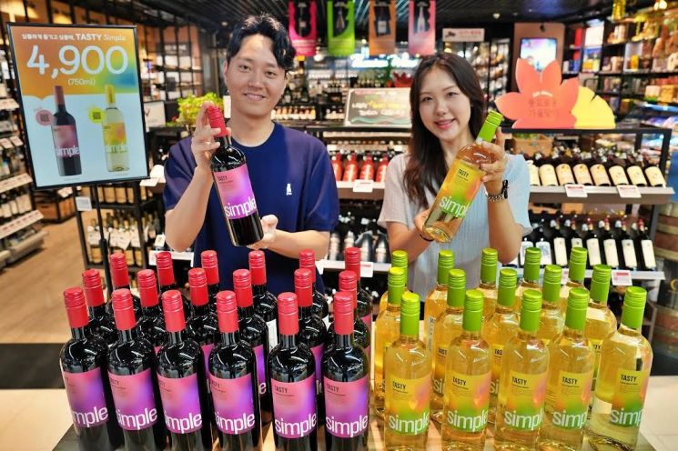 '4,900 KRW Wine' Released... Lotte Mart and Supermarket Launch Two Ultra-Affordable Wines