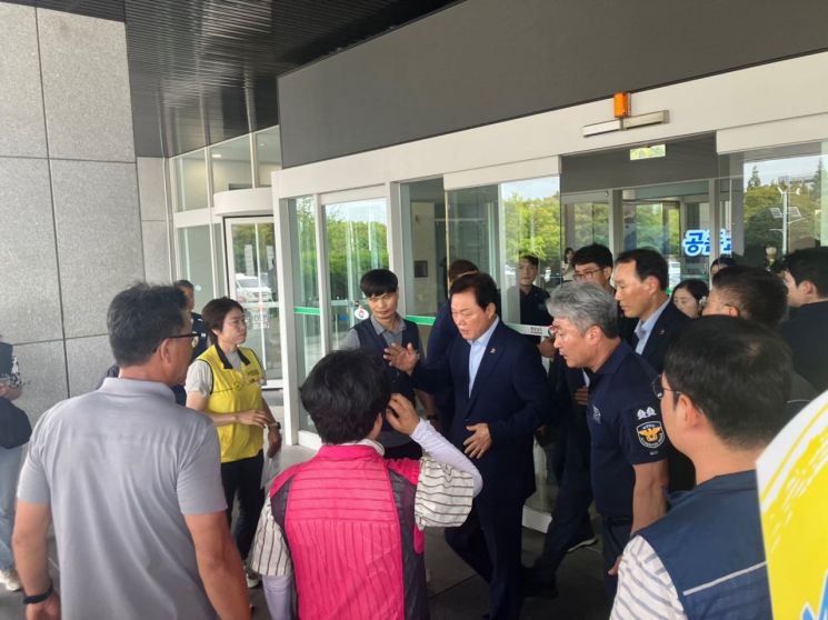 민주노총 마트산업노조 경남본부 관계자들이 박완수 경남도지사에게 홈플러스 폐점 관련 목소리를 내라고 요구하고 있다. 이세령 기자