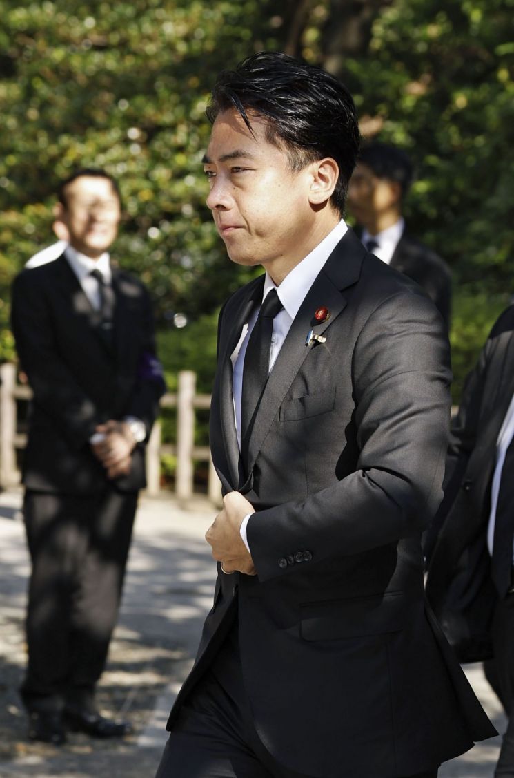 고이즈미 신지로 일본 농림수산상이 패전일인 지난달 15일 도쿄 야스쿠니 신사 참배를 위해 이동하고 있다. 연합뉴스