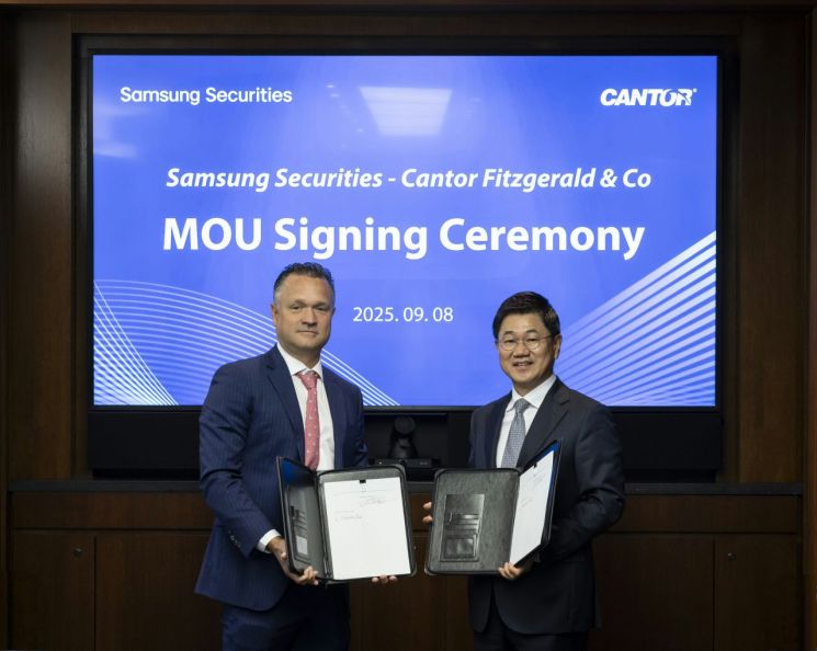 At Kanto headquarters in New York, Pascal Bandelier, co-Chief Executive Officer (CEO) of Kanto, and representatives from both companies attended to establish a comprehensive business partnership. From the left, Pascal Bandelier, co-CEO of Kanto, and Jongmoon Park, President of Samsung Securities. Samsung Securities