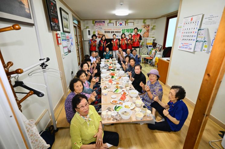 영금정경로당 제3회 자원봉사센터 무더위쉼터 어르신 삼계탕데이. 속초시 제공