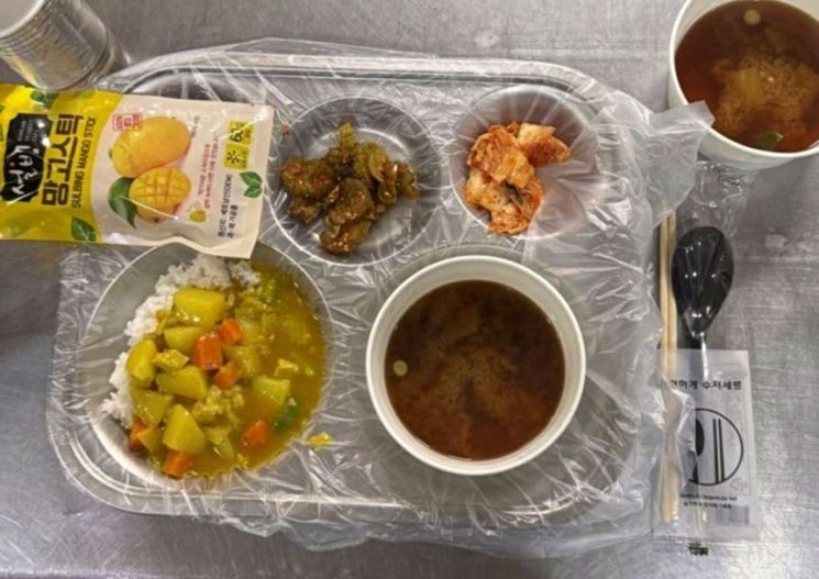为克服干旱，江陵市辖区内社会福利设施正在使用一次性餐盘专用塑料罩。江陵市提供