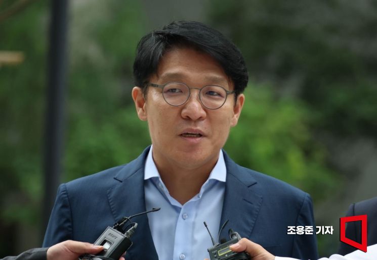 '명태균 공천개입' 사건에 연루된 김상민 전 부장검사가 9일 서울 종로구 KT광화문 빌딩에 마련된 김건희 특별검사팀에 피의자 신분으로 출석하며 취재진들의 질문에 답하고 있다. 2025.9.9 조용준 기자