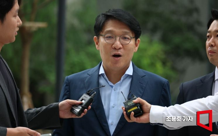 '명태균 공천개입' 사건에 연루된 김상민 전 부장검사가 9일 서울 종로구 KT광화문 빌딩에 마련된 김건희 특별검사팀에 피의자 신분으로 출석하며 취재진들의 질문에 답하고 있다. 2025.9.9 조용준 기자