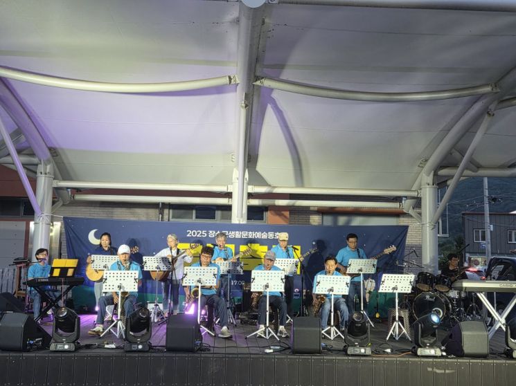 장수군이 지난 6일 장수시장 무대에서 '달빛축제'가 성황리에 마무리됐다. 장수군 제공