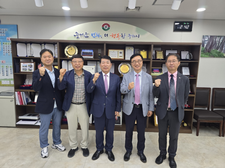 Baek Kyunghyun, mayor of Guri (center), is taking a commemorative photo after discussing cooperation plans to strengthen regional competitiveness with Kim Kwangman, president of Induk University, and university officials who visited Guri City Hall on the 5th. Provided by Guri City