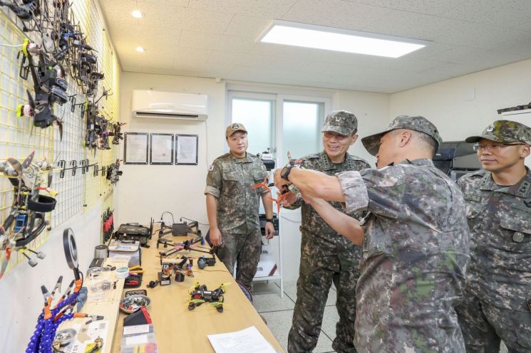 육참총장, 5사단 창끝부대 방문…AI경계 시범부대-드론공작소 점검